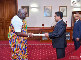 ގާނާއިން ދިވެހިރާއްޖެއަށް ކަނޑައެޅުއްވި ނޮން-ރެޒިޑެންޓް ސަފީރު، އެމަނިކުފާނުގެ ސަފީރުކަމުގެ ފަތްކޮޅު ރައީސަށް އަރުވައިފި