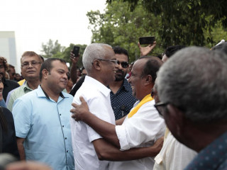 އިބޫއަށް މަރުހަބާ ކިޔުމަށް ގަން އެއާޕޯޓަށް ގޮސްތިބި މީހުންނާ ސަލާމްކުރައްވަނީ