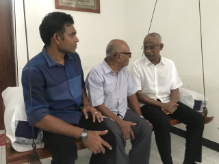 ކުރީގެ އުއްތަމަފަނޑިޔާރު އަބްދުﷲ ސައީދުގެ ބައްޕާފުޅު، މުހައްމަދު ސައީދު (މ)ގެ އަރިހުގައި އިބޫ (ކ) އާއި ފައިސަލް -- ފޮޓޯ: ރާއްޖެ އެމްވީ