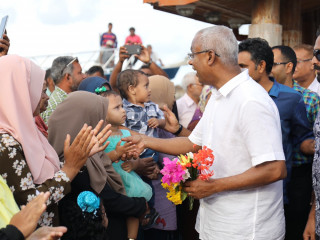 ކޯލިޝަންގެ ރިޔާސީ ކެންޑިޑޭޓް އިބޫ ފުވައްމުލަކަށް ވަޑައިގެންނެވުމާއެކު އެރަށުގެ ރައްޔިތުން މަރުހަބާ ދަންނަވަނީ