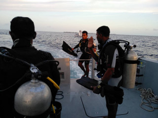 ކަނޑަށް ވެއްޓި ގެއްލުނު މީހާ ހޯދުމުގެ މަސައްކަތުގައި އެމްއެންޑީއެފް ކޯސްޓްގާޑާއި އެހެނިހެން ފަރާތްތަކުން ހަރަކާތްތެރިވަނީ