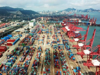 ޗައިނާގެ ބަދަރެއްގައި ބަހައްޓާފައި ހުރި ކޮންޓެއިނަރުތަކެއް