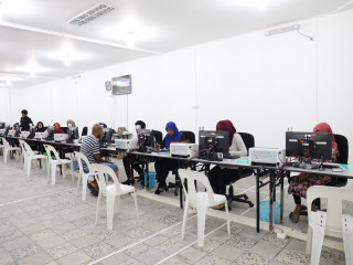 ވޯޓާރސް ރީ-ރަޖިސްޓްރޭޝަން އިލެކްޝަންސް އިންތިހާބީ މަރުކަޒުގައި ކުރިއަށްގެންދަނ