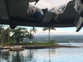 ލާވާގެ އަސަރު ކުރި ބޯޓު: އެ ބޯޓުގެ ގެގަޑު ވަނީ ފަރުބަދައިން ފޮނުވާލި ގަލެއް ފޫ އަޅުވާލައިފައި