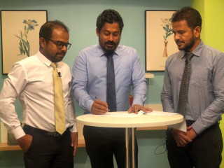 އަހުމަދު ފައިރޫޒް ރާއްޖެ ޓީވީގެ ވަޒީފާގެ އެއްބަސްވުމުގައި ސޮއިކުރަނީ