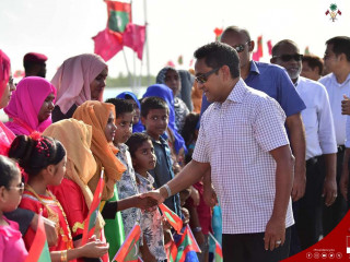 ރައީސް ޔާމީން ބާރަށަށް ކުރެއްވި ދަތުރުފުޅުގެ ތެރެއިން: ރައީސް އަށް މަރުހަބާ ދެންނެވުމަށާއި ސިޔާސީ ވާހަކަ ދައްކާ ޖަލްސާތަކަށް ކުޑަކުދިން ނެރުން ވަނީ އާންމުވެފައި