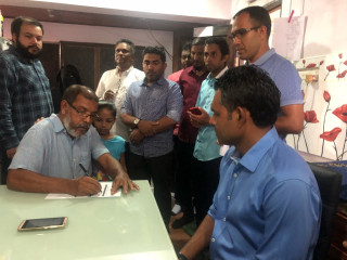 ފޯމްތައް ފުރުއްވުމަށް ފައިސަލް ވެސް ވަނީ ގޭގެއަށް ވަޑައިގެންފައި