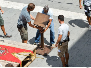 ޖޯޖް ކްލޫނީ ކެޗް-22ގެ ސެޓާއި ގުޅިއްޖެ