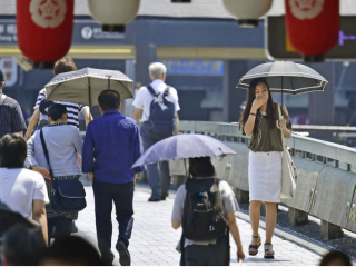 ޖަޕާނުގައި ހޫނު ގަދަ ވުމުގެ ސަބަބުން ކުޑަ ހިފައިގެން މީހުން ދަނީ