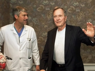 ބުޝް އާއި ޑރ. މާކް -- ބުޝް ވަނީ މާކްގެ އާއިލާއަށް ތައުޒިޔާ ވިދާޅުވެފައި