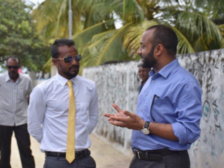 ހުވަދޫއަށް ކުރައްވާ ދަތުރުފުޅުގައި ގއ. ދެއްވަދޫއަށް ވަޑައިގެން، ބައެއް މީހުންނާ ޝަހީމް ބައްދަލު ކުރައްވަނީ