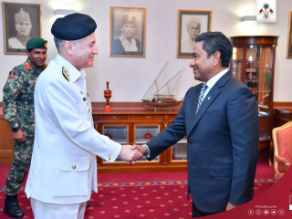 ރައީސް ޔާމީން  ޕާކިސްތާންގެ ޗީފް އޮފް ދަ ނޭވަލް ސްޓާފް އެޑްމިރަލް ޒަފަރު މަހްމޫދު އައްބާސީއާ ބައްދަލު ކުރައްވަނީ