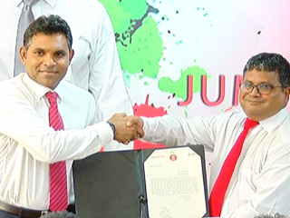 ޖޭޕީގެ ފަރާތުން ނާއިބު ލީޑަރު ޑރ. ހުސައިން ރަޝީދު ހަސަން އިދިކޮޅު ކެންޑިޑޭޓްގެ ރަނިންގ މޭޓްގެ ޓިކެޓް ފައިސަލްއާ ހަވާލުކުރައްވަނީ