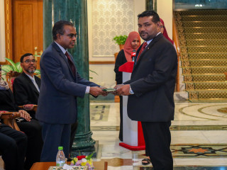 ހައި ކޯޓުގެ ފަނޑިޔާރު ކަމަށް ފައިސަލް އައްޔަން ކުރުމަށް ފަހު، މަގާމުގެ ފަތްކޮޅު އުއްތަމަ ފަނޑިޔާރު ހަވާލުކޮށްދެއްވަނީ