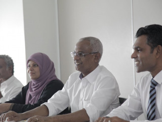 އިބޫ އާއި ފައިސަލް މަކުނަދޫ ދާއިރާގެ ކެމްޕއިން ޓީމާއި ބައްދަލުކުރައްވަނީ