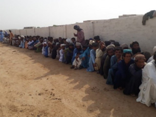 25 ޖުލައި 2018 ގައި ޕާކިސްތާނުގެ އާއްމު އިންތިޚާބުގައި ބަލޮޗިސްތާނުގެ ވޯޓް ކިއުއެއްގައި މީހުން މަޑުކޮށްގެން