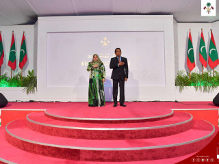 މިނިވަން ދުވަހުގެ ބައްދަލުވުމުގައި ރައީސް ޔާމިންގެ ދެކަނބަލުން: ފޮޓޯ: ރައީސް އޮފީސް