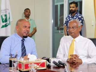 Joint Opposition presidential candidate Ibrahim Mohamed Solih (r) with Elections Commission chief Ahmed Shareef