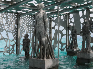 ސިއްރު ފެންފުށީގެ މޫދު އަޑީގައި ހަދާފައިވާ އާޓް މިއުޒިއަމްގައި ބަހައްޓާފައިވާ ސްކަލްޕްޗަރތައް