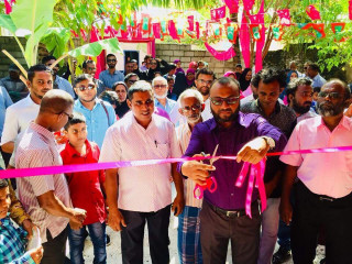 ޑރ. ޝަހީމް ހުވަދު އަތޮޅަށް ކުރައްވާ ދަތުރުފުޅުގައި ދާންދޫ ޖަގަހަ ހުޅުއްވައިދެއްވާއިރު ވާތްފަރާތުގައި އަގީލް ހުއްޓިލައިގެން