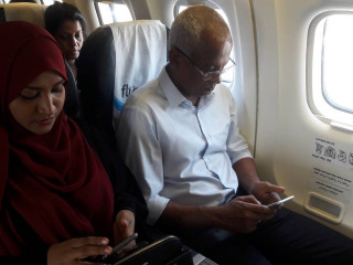 ގުޅިފައިވާ ޕާޓީތަކުގެ ރިޔާސީ ކެންޑިޑޭޓް އިބްރާހިމް މުހައްމަދު ސޯލިހް ބ. އަތޮޅަށް ފުރާވަޑައިގަތުމަށް ފްލައިޓްގައި