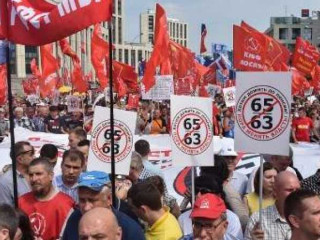 ރިޓަޔަރމެންޓް އުމުރު މަތިކުރާތީ ރަޝިއާގައި އެތައް ހާސް ބަޔަކު މުޒާހަރާކޮށްފި