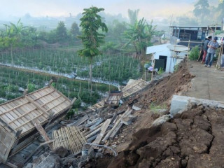 އެ ސުނާމީގައި ތިން ލައްކައަށް ވުރެ ގިނަ މީހުން ރަށްވެހިވެފައިވާ ސުލަވޭސީ ޕްރޮވިންސްގެ ކެޕިޓަލް ޕާލޫގެ ގެތަކަށް ބާރު ސްޕީޑުގައި ވަނީ ފެން ވަދެފައި