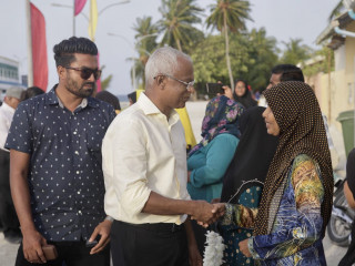 ގުޅިފައިވާ ޕާޓީތަކުގެ ކެންޑިޑޭޓް އިބްރާހިމް މުހައްމަދު ސޯލިހަށް ކެންދޫން މަރުޚަބާ ކިޔުމަށް ނުކުމެތިބި މީހުންނާ ސަލާމް ކުރައްވަނީ