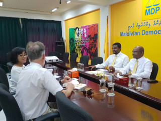 އދގެ އޮފިޝަލުންނާއި އެމްޑީޕީ އިން ބައްދަލުކުރަނީ