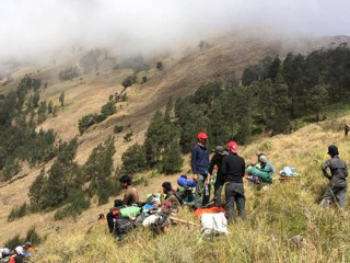 ލޮމްބޮކްއަށް އައި ބިންހެލުން: ފަރުބަދައަށް އެރި ބަޔަކު ތާށިވެފައި