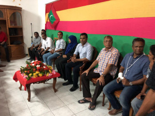 ގުޅިފައިވާ ސިޔާސީ ޕާޓީތަކުގެ އިސްވެރިން މާމިގިލީ ކެމްޕެއިންގައި އިސްކޮށް ހަރަކާތްތެރިވާ ރައްޔިތުންނާއި ބައްދަލުކުރައްވަނީ
