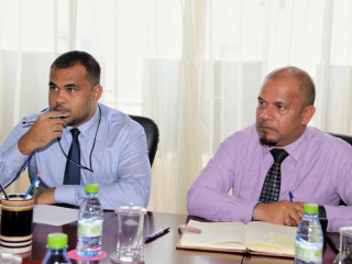 އިލެކްޝަންސް ކޮމިޝަންގެ ރައީސް އަހުމަދު ޝަރީފް (ކ) އަދި ކޮމިޝަން މެމްބަރު އަލީ ނަޝާތު (ވ)