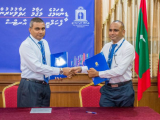 ޑީންކަމުގެ މަގާމުގެ ލިޔުން ހަވާލު ކޮށްދެއްވަނީ: ފޮޓޯ: އެމްއެންޔޫ