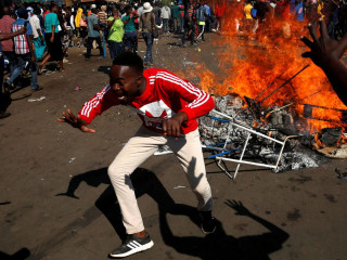 އިދިކޮޅު ކެންޑިޑޭޓު ނެލްސަން ޗެމީސާ ކާމިޔާބު ކުރެއްވި ކަމަށް އެމަނިކުފާނު އިއުލާން ކުރެއްވުމާއި ގުޅިގެން އުފާ ފާޅު ކުރަނީ. އެކަމާއި ގުޅިގެން  ބައެއް ފަރާތްތަކުން  ވަނީ ހަމަނުޖެހުންތައް ހިންގަން ފަށާފަ