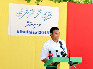 Opposition presidential candidate\'s running mate, MP Faisal Naseem speaks to the people of Thinadhoo island of Vaavu atoll