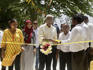 ބ. އަތޮޅަށް އިބޫ ކުރެއްވި ދަތުރުފުޅުގައި، އެ އަތޮޅު މާޅޮހުގައި ޖަގަހައެއް ހުޅުވި ރަސްމިއްޔާތުގައި އިބޫ އަރިހުގައި ހިސާން (ކ)