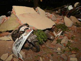 އާދީއްތަ ދުވަހު އިންޑޮނީޝިއާގެ ލޮމްބޮކް އަށް އައި ބިންހެލުމުގައި ވެއްޓިފައިވާ އިމާރާތްތަކެއް