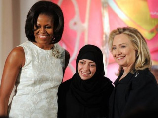 ހިލަރީ ކްލިންޓަން(ކ) އަދި މިޝޭލް އޮބާމާ(ވ) މެދުގައި ސަމަރް ބަދާވީ. އޭނާއަށްވަނީ 2012 ވަނަ އަހަރު ވިމެން އޮފް ކަރޭޖް އޮވޯޑް ލިބިފައި