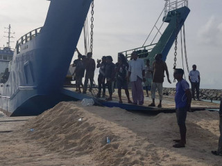 ރަށުގެ ރައްޔިތުން ތިބީ ބައެއް ވެހިކަލްތަކަށް އަރައި