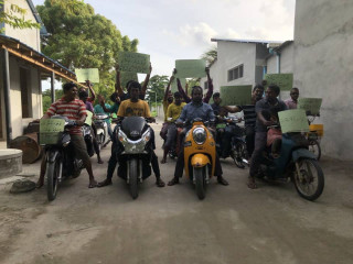 އަންގޮޅިތީމްގައި ކުރިއަށްދާ މުޒާހަރާގައި ބައެއް ޒުވާނުން ސައިކަލުގައި އިހްތިޖާޖު ކުރަނީ