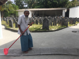 މިސްކިތެއް ސާފު ކުރުމުގެ މަސައްކަތުގައި އުމުރުން ދުވަސްވީ މީހަކު: ތާރީހީ ތަންތަން ހިޔާމަތް ކުރަން ބާރު އަޅަން ބިލެއް ތައްޔާރު ކުރުމުގެ މަސައްކަތް ވަނީ ފަށާފައި