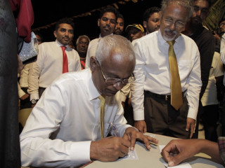 އިންތިހާބީ ރައީސް އިބްރާހިމް މުހައްމަދު ސޯލިހު (އިބޫ) ލިޔުމެއްގައި ސޮއި ކުރައްވަނީ