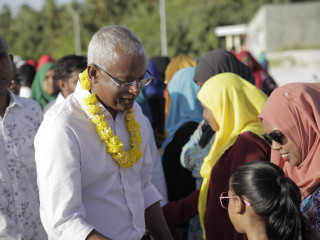 ލ.ފޮނަދޫއަށް ވަޑައިގެން އެރަށުގައި ތިބި ސަޕޯޓަރުންނާ ސަލާމް ކުރައްވަނީ:-ފޮޓޯ ރާއްޖެއެމްވީ