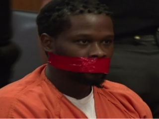 ވިލިއަމްސްގެ މައްޗަށް ހިންގުނު ޝަރީއަތުގައި އޭނާގެ އަނގަމަތީގައި ވަނީ ރަތް ކުލައިގެ ޓޭޕް އަޅާފައި