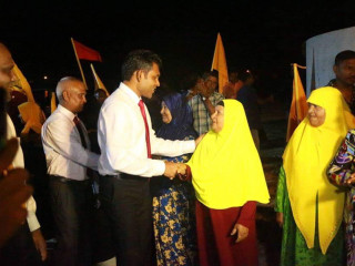 ފައިސަލް ކުރެންދޫއަށް ވަޑައިގެން އެރަށުގައި ހުރި ދުވަސްމީ މީހަކާ ސަލާމް ކުރައްވަނީ:-ފައިސަލް ފ.އަދި ދ. އަތޮޅަށް ވަނީ ފުރާވަޑައިގެންފައި