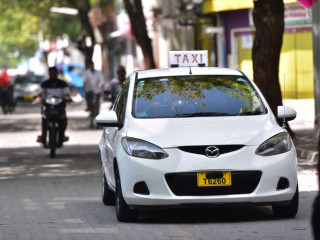 މާލޭގެ މަގުމަތީގައި ޓެކްސީއެއް ދުއްވާފަ ދަނީ