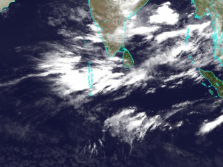 ރާއްޖޭގެ މައްޗަށް ވިލާ އަރާފައިވާ މަންޒަރު ފެންނަ މިއަދުގެ ސެޓެލައިޓް ފޮޓޯއެއް