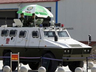 ޝިންޖިއާންގެ އެއަރޕޯޓު ބޭރުގައި ޗައިނާގެ ސަލާމަތީ ބާރުތަކުން ފޯރިމަރަނީ