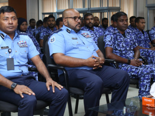 އެކްޓިންގ ކޮމިޝަނަރ އޮފް ޕޮލިސް ނަވާޒު އާއި ރިޔާސީ އިންތިހާބުގެ ޕޮލިސް ކޮމާންޑަރު ހަމްދޫން، އެސްއޯ ފުލުހުންނާ ބައްދަލު ކުރައްވަނީ