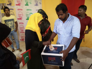 އަބުރުފުޅު ފަންޑަށް މީހުން އެހީވަނީ